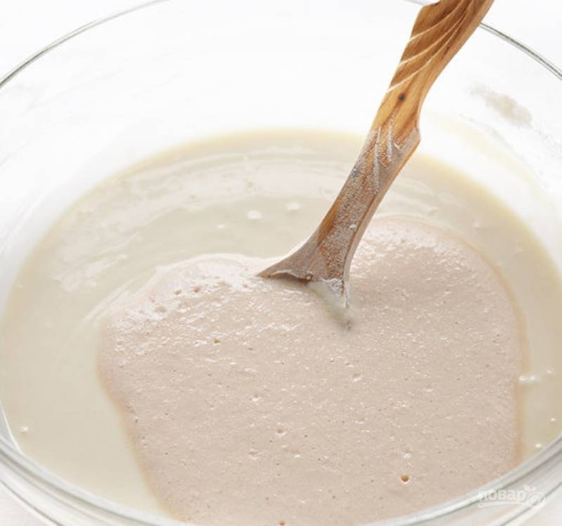 В большой  миске просейте муку (150-200 г), влейте оставшееся молоко и перемешайте. Тесто должно получиться как на оладьи. Поставьте в теплое место на 40 минут.