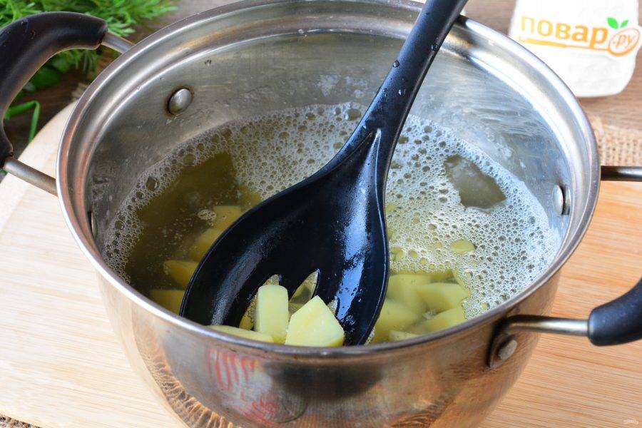 В кипящую подсоленную воду выложите картофель и варите 10-12 минут.