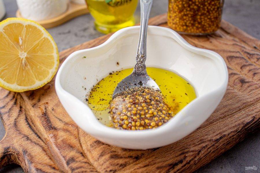 Приготовьте соус. Смешайте качественное нерафинированное оливковое масло первого холодного отжима, лимонный сок, горчицу, соль и черный молотый перец.