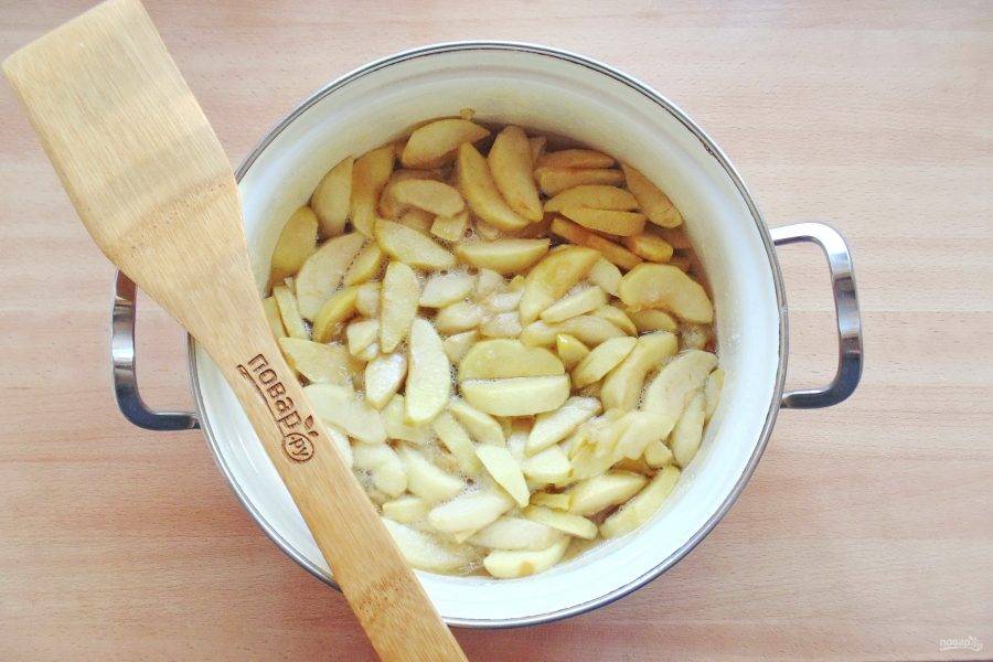После доведите яблоки с сиропом до кипения, огонь убавьте, варите их 20-25 минут. Снимите пену и дайте постоять 2-3 часа.