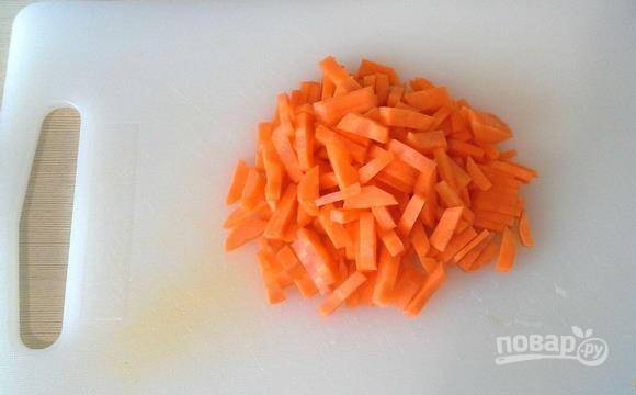 Морковь также промойте, почистите и нарежьте соломкой.