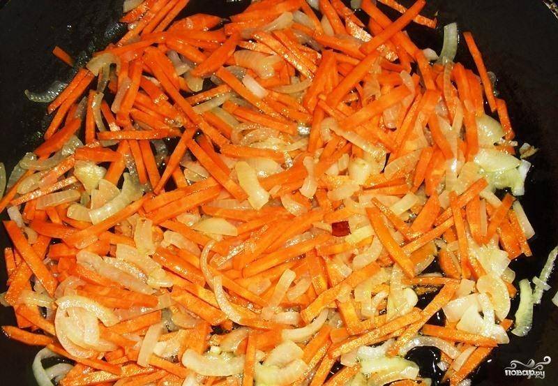 Не зажаривая лук до золотистой корки, добавляем морковь.