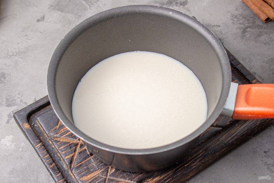 Молоко влейте в сотейник и подогрейте до горячего. Не доводите до кипения, достаточно будет 50-60 градусов. 