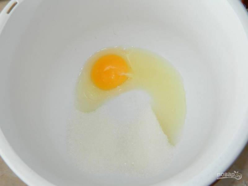Яйцо соедините с сахаром.