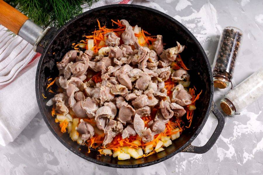 Куриные желудки на сковороде с луком и морковью: рецепт вкусной горячей закуски