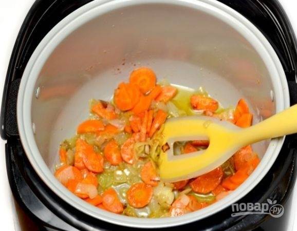 3. В чашу добавьте еще немного масла, выложите лук с морковью и обжарьте минут 5 до мягкости. 