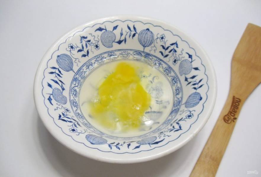Приготовьте тесто для клецек. В глубокую тарелку или миску разбейте яйцо и налейте газированную воду.