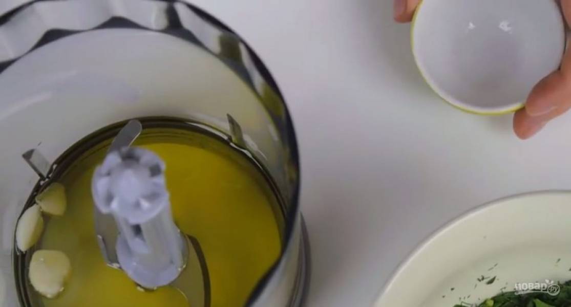 3.  Остывшие кабачки разрежьте на три части. В чаше блендера смешайте оливковое масло, молодой чеснок, нарезанную зелень, соль, лимонный сок и мед. Тщательно смешайте в течение минуты. 