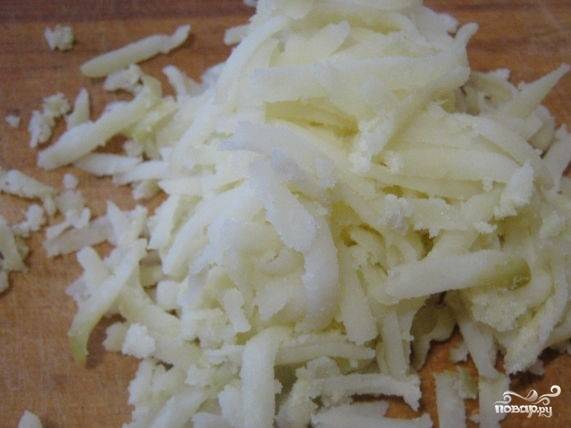 4.	Остудите картофель, очистите от кожуры, натрите на терке.