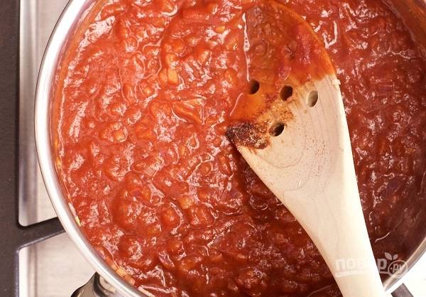 3. Добавьте томатный соус и пасту. Всыпьте коричневый сахар, выложите мед и перец. Добавьте соль, соевый соус и кумин. Перемешайте аккуратно и томите на огне минут 10. 