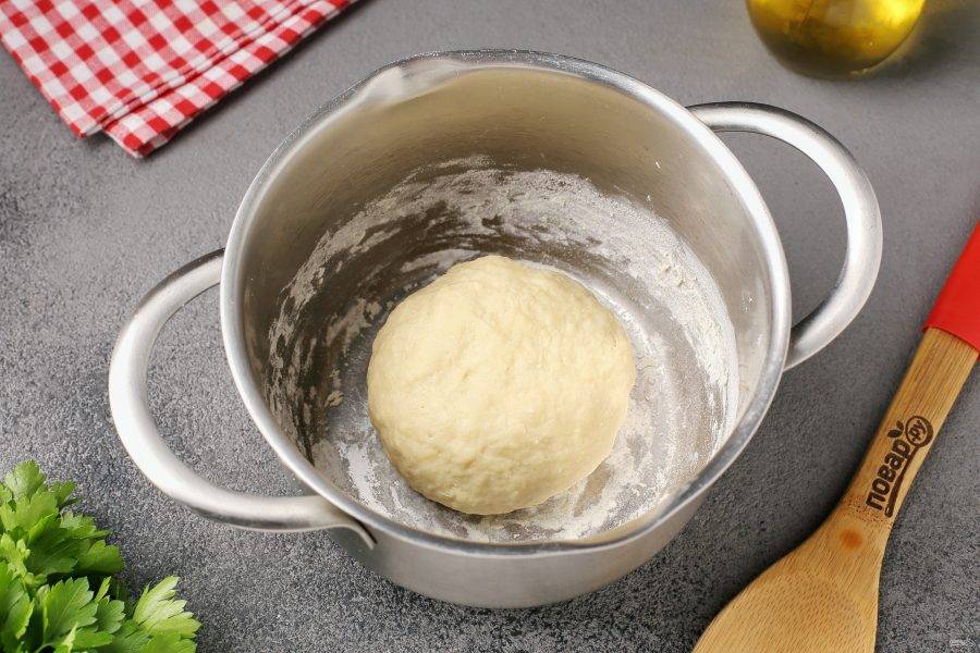Бездрожжевое тесто с яйцами для лепёшек готово. Накройте его полотенцем и дайте полежать 15 минут.
