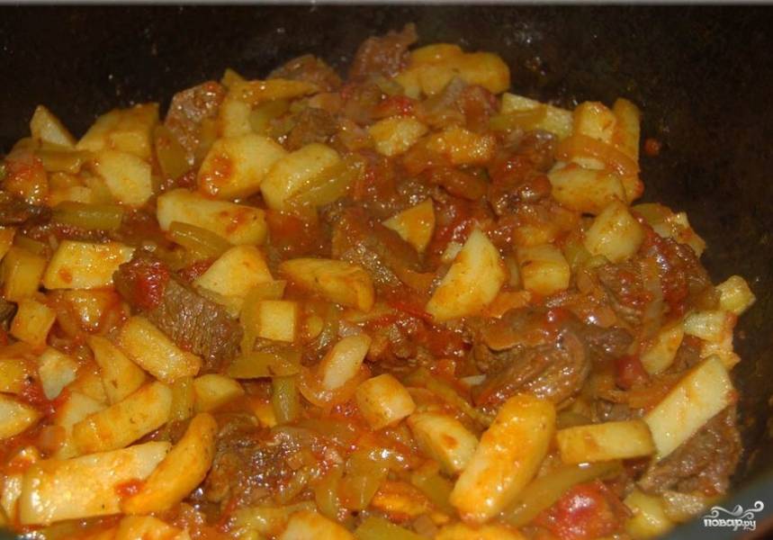 15. Накрыть сковороду крышкой и томить на медленном огне 10-15 минут. Мясо по-татарски в домашних условиях почти готово к подаче, осталось только украсить свежей зеленью.