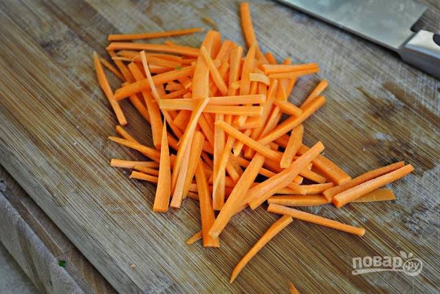 Также нашинкуйте очищенную морковь.