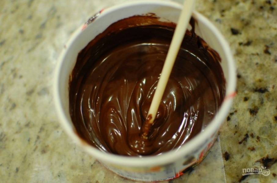 9.	Растопите черный шоколад в микроволновой печи.