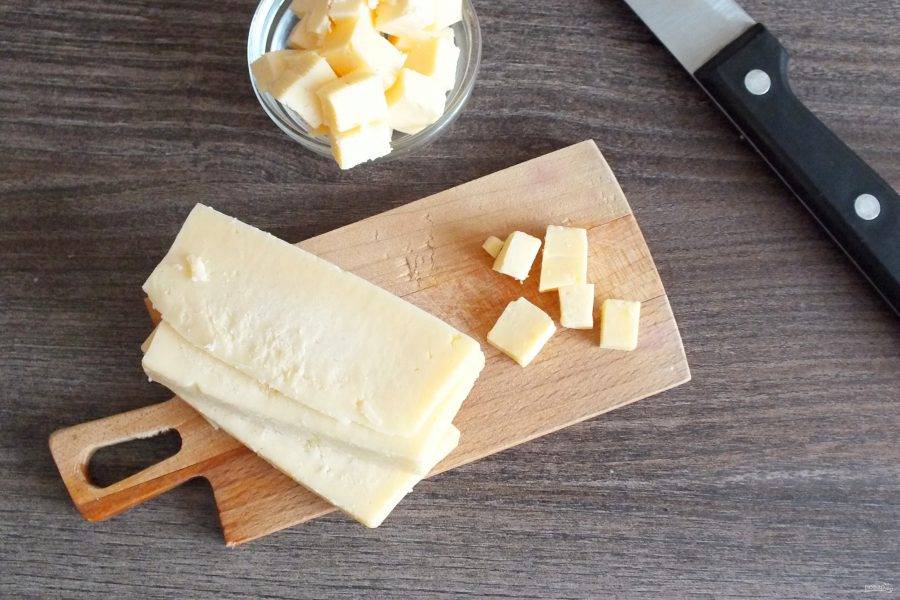 Подготовьте сыр. Нарежьте его кубиками, со стороной 0,3-0,5 см.