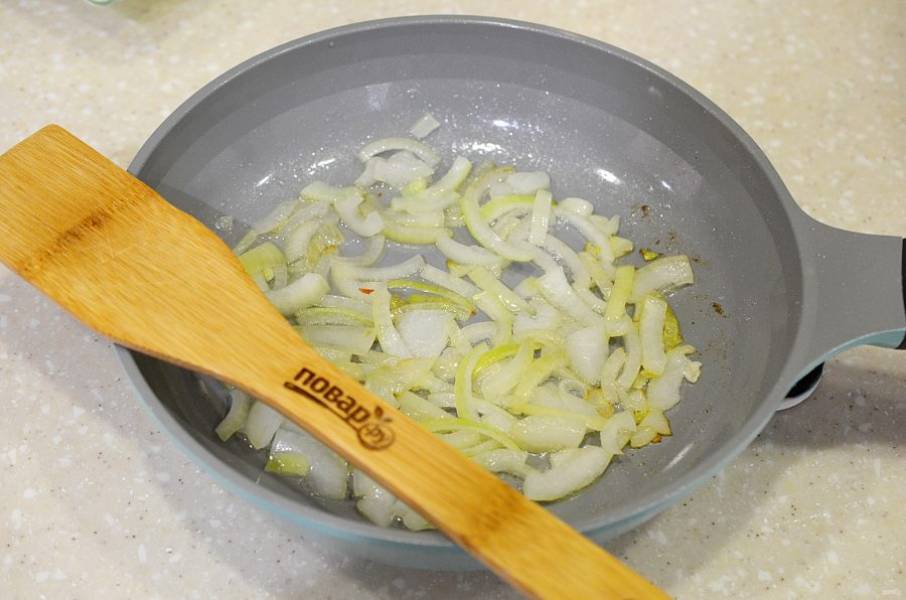 5. Обжарьте на сковороде с добавлением масла лук. Уберите его со сковороды.