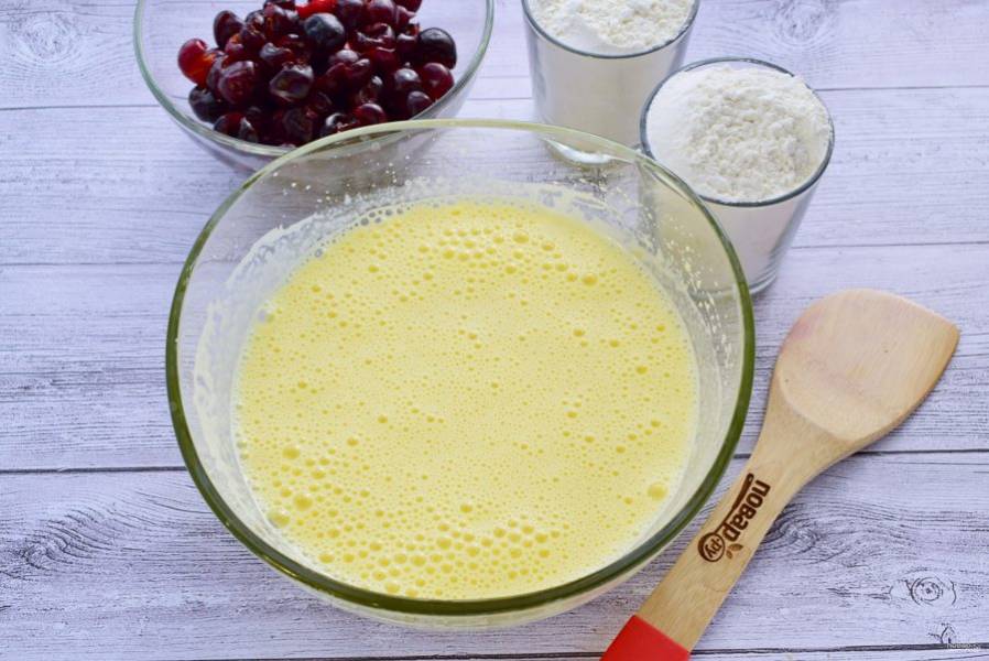 Яйца, сахар и ванилин взбейте до светлой пышной пены в течение 5-7 минут. Тонкой струйкой влейте масло, продолжая взбивать. 