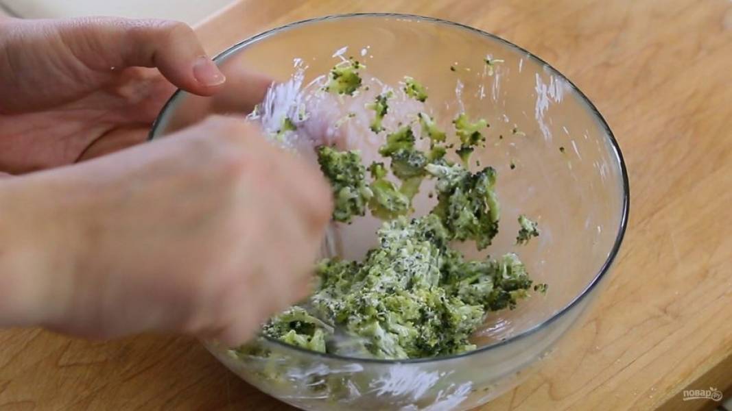 3. Тем временем приготовьте брокколи и морковь на пару. Затем разберите брокколи на мелкие соцветия и перемешайте со сливочным сыром.