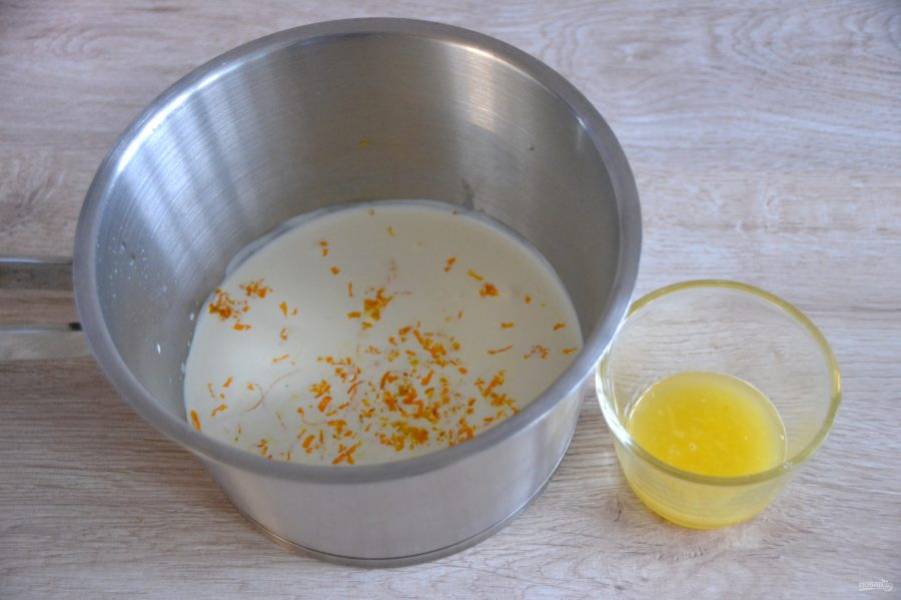 Влейте в сотейник сливки, добавьте цедру апельсина, влейте апельсиновый сок, нагрейте до кипения.