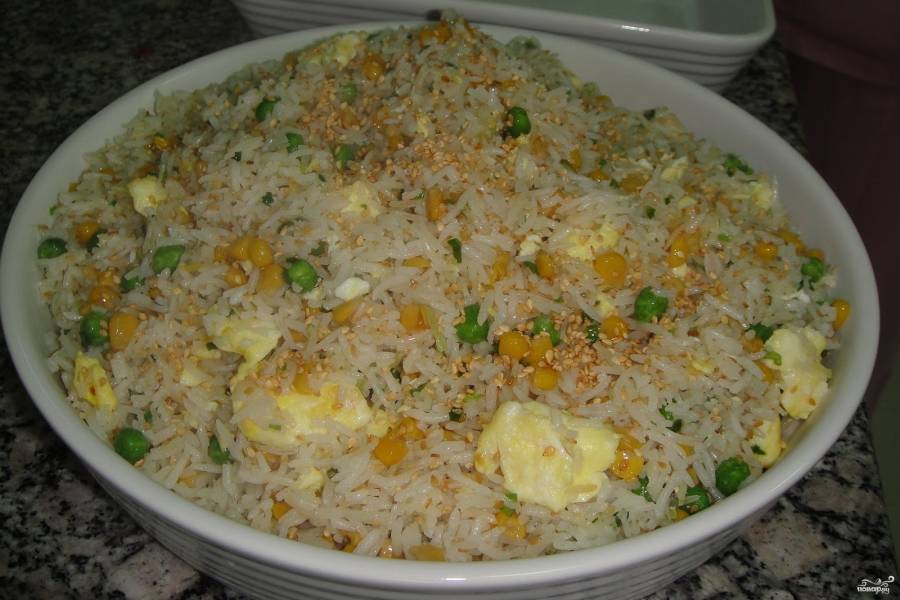 Жареный рис с яйцом и овощами по-китайски