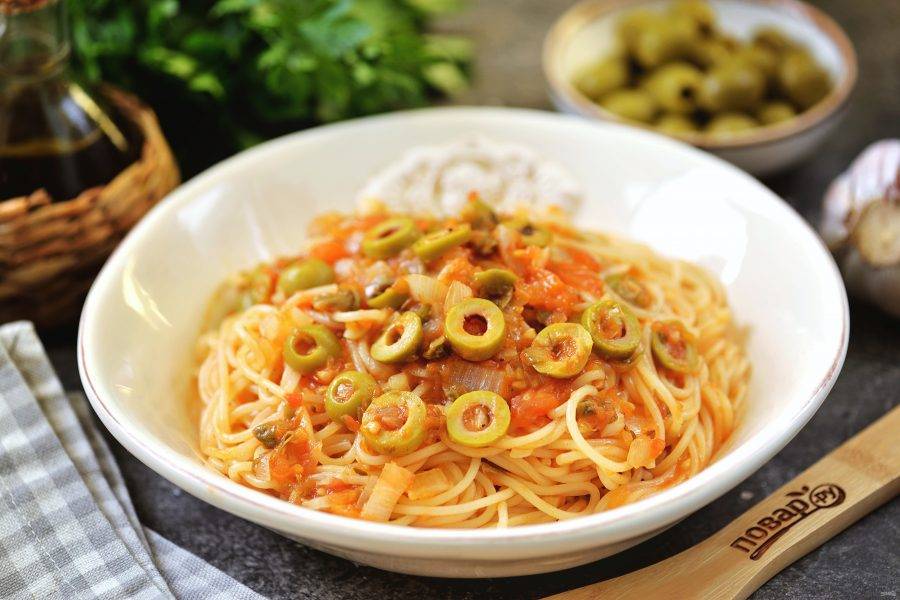Спагетти с томатным соусом, оливками и каперсами готовы! Разложите по порциям и подавайте к столу. Приятного аппетита!
