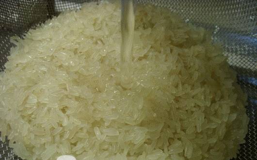 2. Один небольшой секрет: из пропаренного риса гарнира получается больше, чем из шлифованного. Для начала хорошенько промойте крупу, после чего поместите рис в контейнер мультиварки.