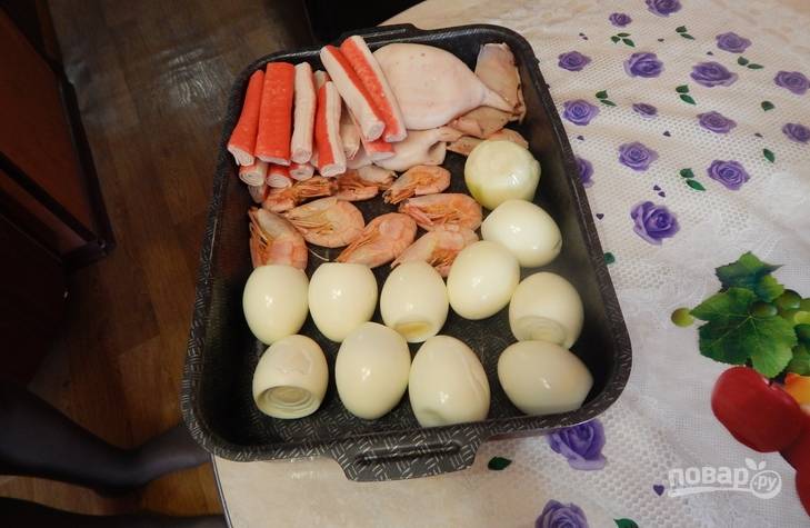 1. Вот так выглядят наши ингредиенты в уже готовом виде. Нам надо отварить яйца, креветки и кальмара в отдельных кастрюльках, и остудить. 