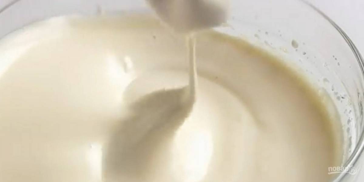 1. Приготовьте бисквит светлый: яйца с сахаром взбейте миксером - масса должна увеличиться вдвое. Частями добавьте просеянную муку, разрыхлитель, ванилин и аккуратно перемешайте лопаткой. 