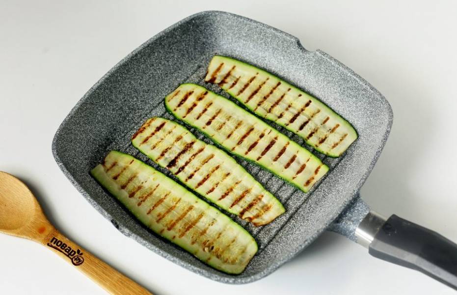 Смажьте кабачки растительным маслом и обжарьте с двух сторон на сковороде-гриль.
