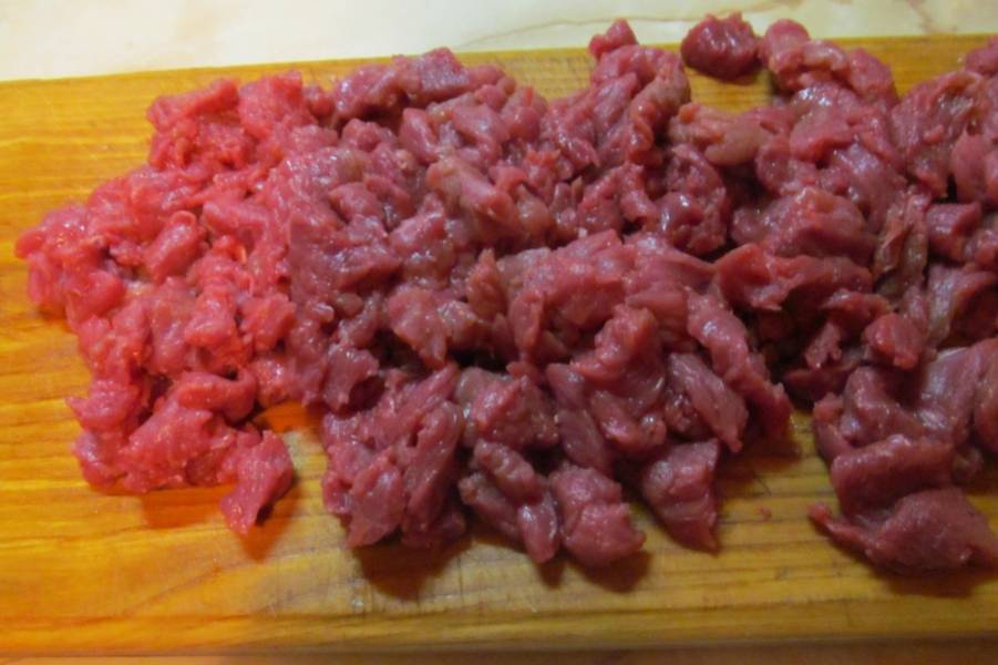 Вырежьте все прожилки и порубите мясо мелко, можно чуток отбить молоточком. 