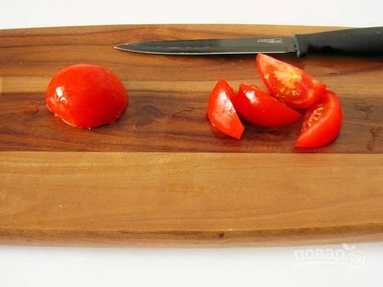 Помидоры моем и нарезаем дольками.