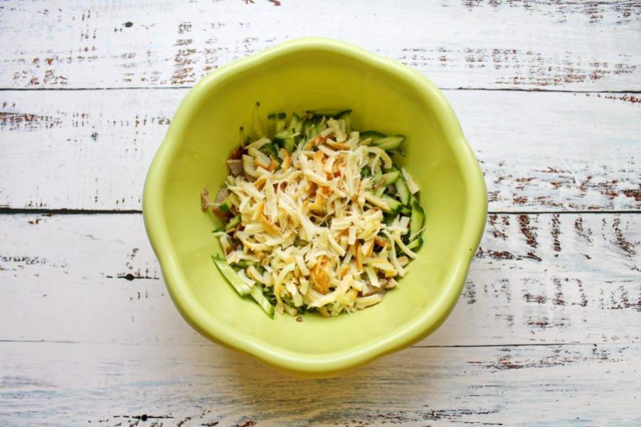 Сыр косичка порежьте соломкой и выложите в салатник.