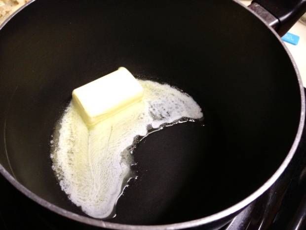 1. На сковороде с высокими бортами или в сотейнике растопить сливочное масло. 