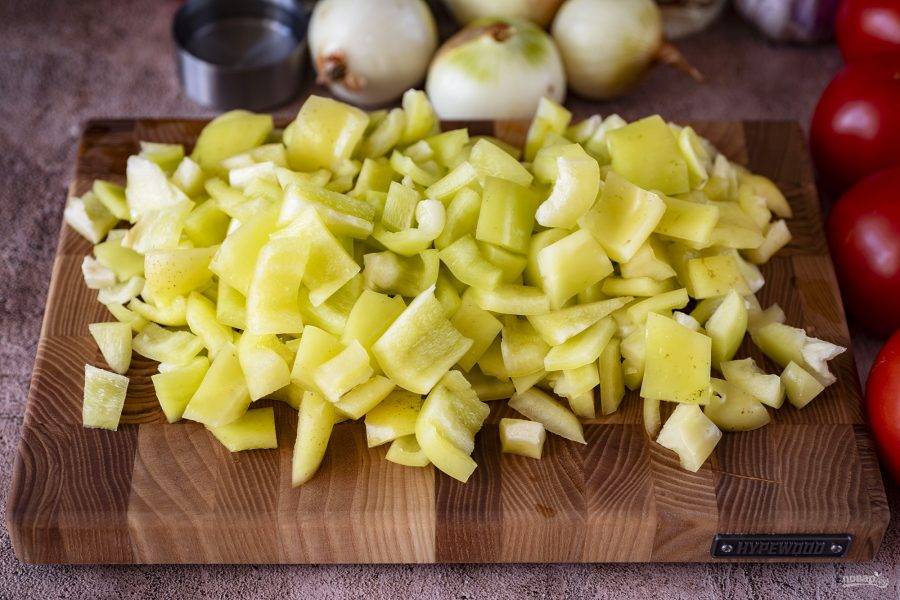 Мякоть сладкого перца нарежьте небольшими кубиками.