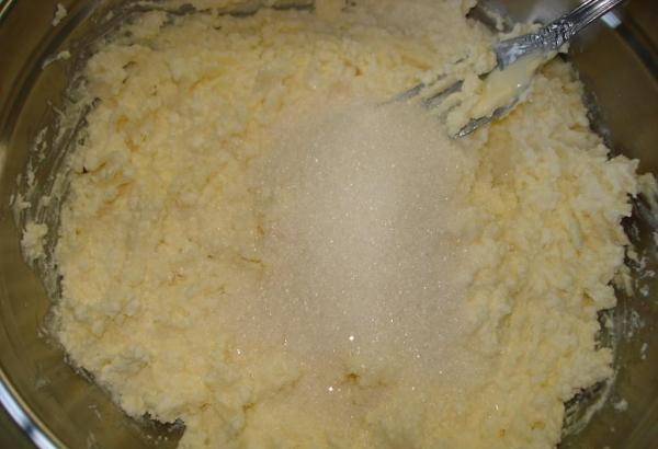 2. Следом добавьте щепотку соли и сахар. Классический рецепт творожно-песочного теста можно сделать более сладким, если захотите.