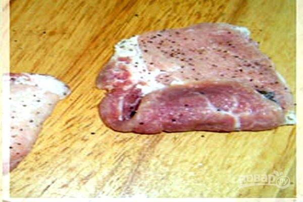 Положите по 1 ст.л. ложке начинки на каждый ломтик мяса и плотно сверните рулетики. Если необходимо, их можно закрепить зубочистками.