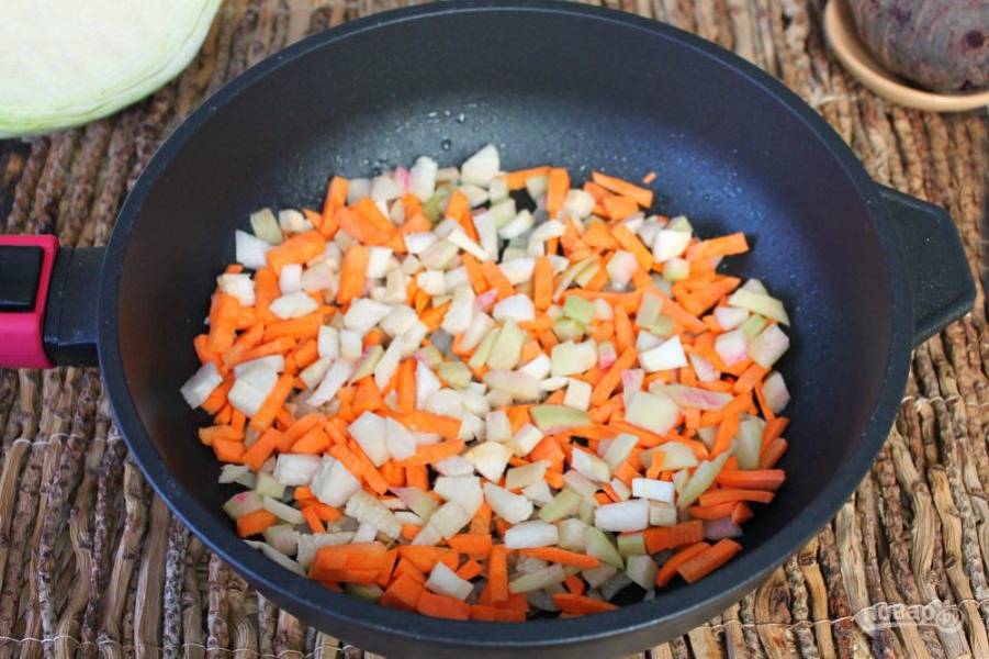 Морковь и репу нарезаем кусочками и добавляем в сковороду. Готовим на малом огне, периодически помешивая.