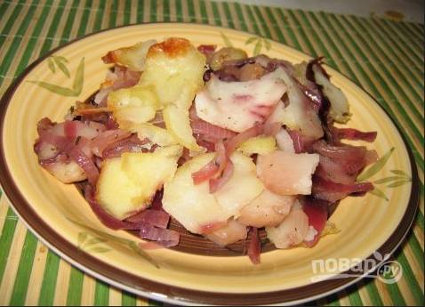 Картофель, запеченный с яблоками и красным луком