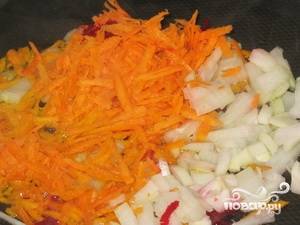 Натираем морковь на крупной терке, а лук мелко нарезаем и ставим поджариваться на растительном масле минут 5-10.
