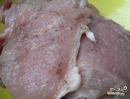 Мякоть свинины нарезаем поперек волокон кусочками толщиной не больше 1.5 см. Отбиваем его, посыпаем смесью соли, перца и ароматных трав. Оставим минут на 20-30, пусть слегка промаринуется. 