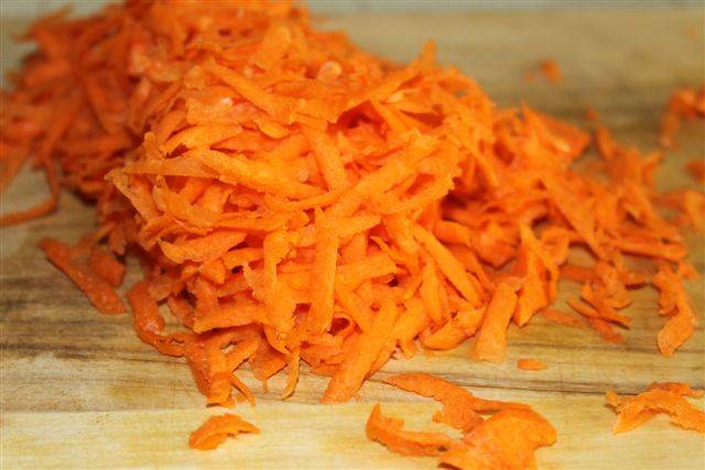 1. Рецепт приготовления кабачков в сметанном соусе начинается с подготовки овощей. Первым необходимо очистить и нарезать небольшими кубиками лук. Морковь вымыть, просушить и очистить. Натереть на мелкой или средней  терке (можно также порезать кубиками при желании). 