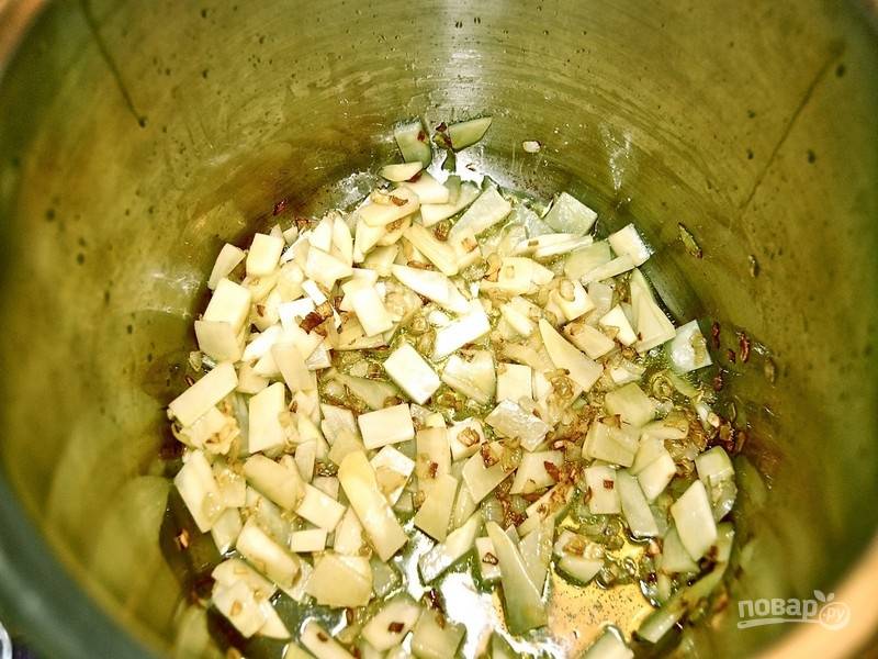 Добавьте картофель, перемешайте и обжаривайте 3-4 минуты.