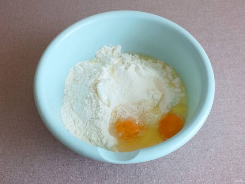 В чашу насыпьте 3,5 ст. муки, добавьте мягкое масло, яйца, соль. Разотрите руками в крупку.