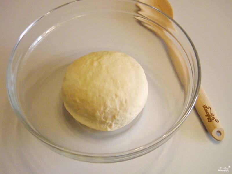 Не стоит слишком круто замешивать, достаточно того, чтобы образовался плотный не липкий колобок. Положите его в глубокую посудину и накройте чистой и сухой салфеткой. Оставьте тесто в тепле на 1,5-2 часа.
