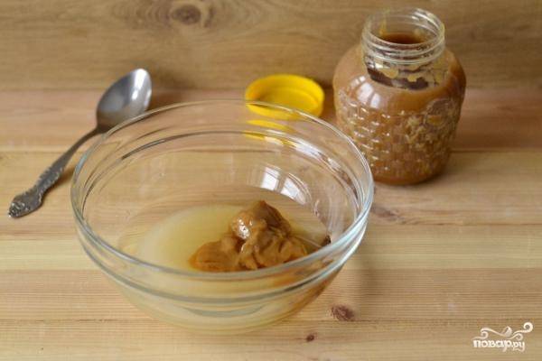 2. Для начала в небольшую мисочку всыпьте сахар и залейте теплой водой. Размешайте до растворения сахара и выложите мед. 