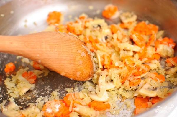 Теперь приступим к зажарке. Первым делом, на разогретую сковороду с подсолнечным маслом высыпьте лук. Затем морковь. Грибы в последнюю очередь. Жарьте, пока лук не станет золотистым. 