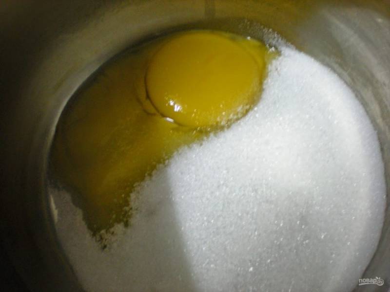 1.	В кастрюлю добавьте куриные желтки, к ним сахарный песок и взбивайте миксером 3-4 минуты.