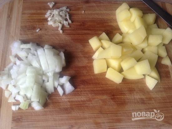 Нарезаем лук и картофель небольшими кубиками, измельчаем чеснок.