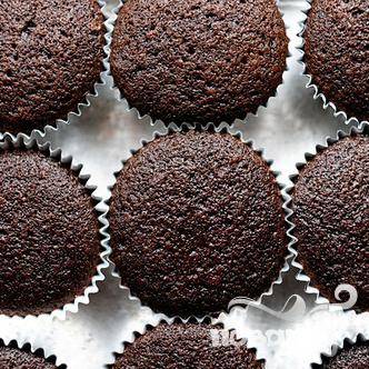 Приготовьте ваши любимые шоколадные кексы (или пирог).