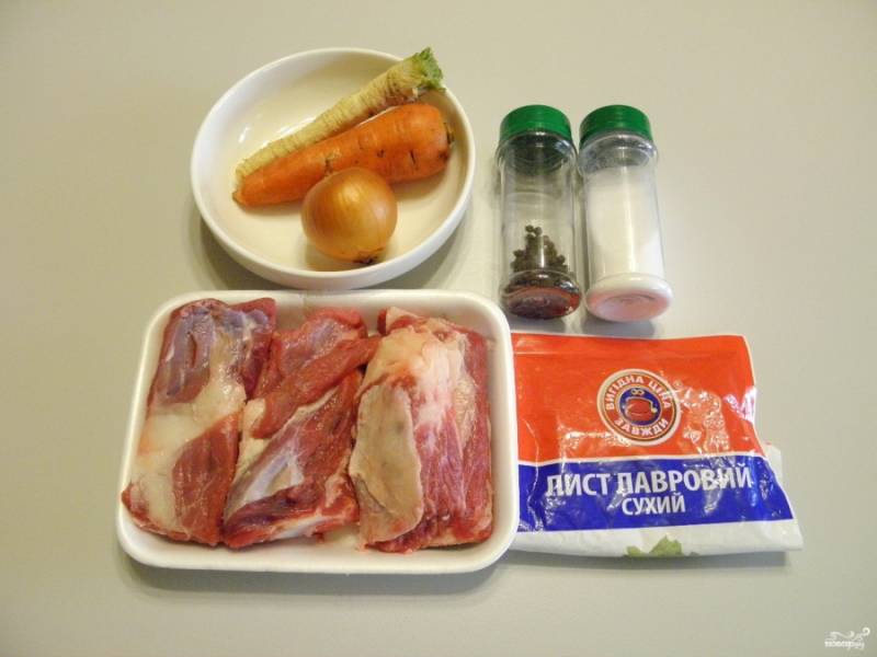 Подготовьте продукты для бульона. Тщательно вымойте косточки с мясом. Для бульона нужны не слишком обрезанные ребра, чтобы там мясо было.
